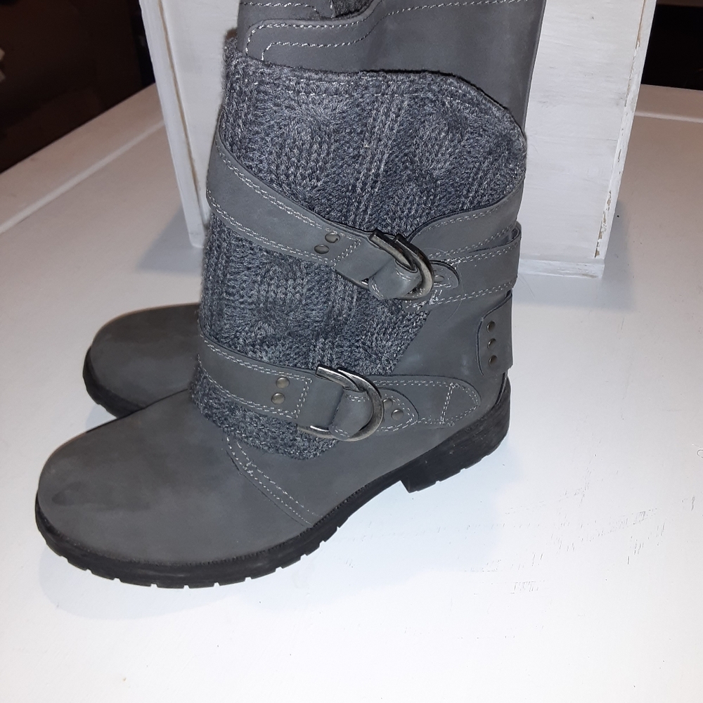 Gray boots - Picture 3 of 3